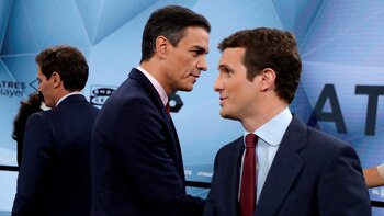 Pedro Sánchez en el centro,