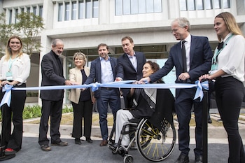 El tradicional corte de cinta