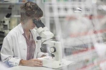 La autora, en su laboratorio.