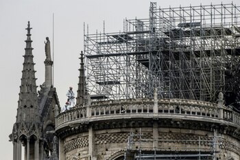 Unos trabajadores, en el tejado