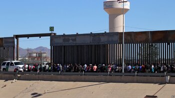 Migrantes centroamericanos se rinden a