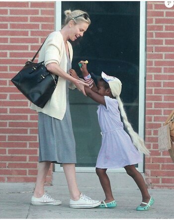 Charlize junto a su hija