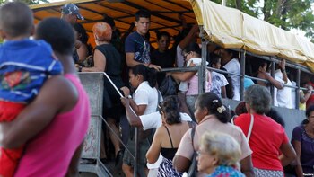 Pasajeros abordan un camión en