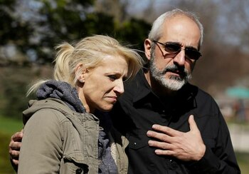 La madre del pequeño siendo