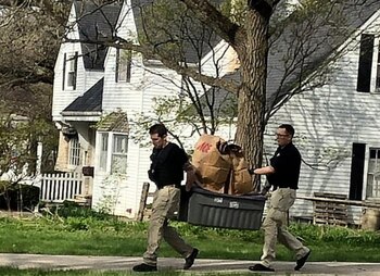 La policía sacó varias cosas
