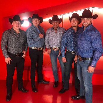 En Bronco están tres hijos