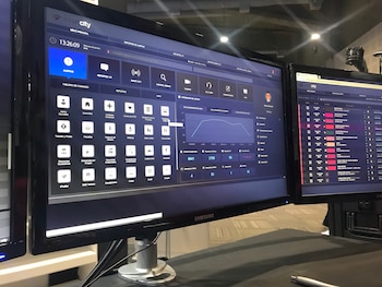 En los monitores de control