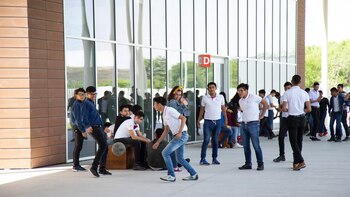 Alumnos en la entrada de