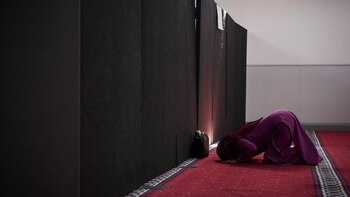 Una mujer rezando en una