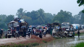 Civiles siendo desplazados de los