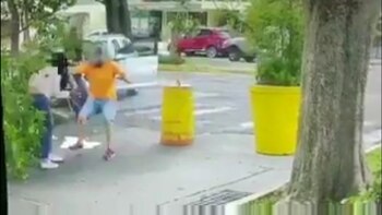 La mujer se levantó del