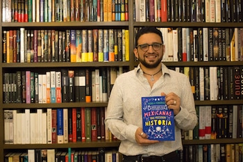 Pedro J. Fernandez publicó su más reciente libro “Había una vez mexicanas que hicieron historia” (Foto: Hugo Lago/Infobae)