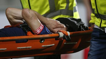 Lozano sale entre lágrimas y