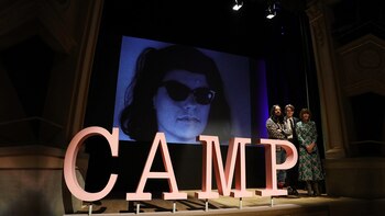 La presentación de Camp, una temática en la que el humor, la ironía y la exageración lindan con el kitsch