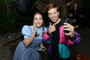 Los actores haciendo vivos para