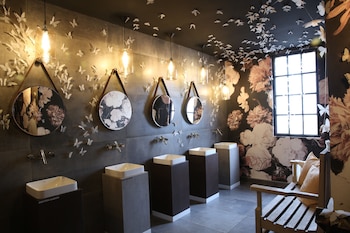 Un baño lleno de mariposas.