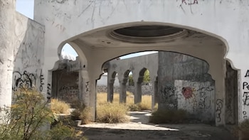 La maleza rodea lo que