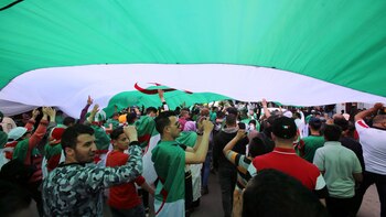 Por décimo viernes consecutivo, miles de argelinos salieron a las calles (REUTERS/Ramzi Boudina)