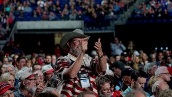 Un hombre aplaude el discurso