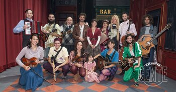 El elenco de Once, una vez en la vida, a pleno junto a Cris Morena. Foto: Fabián Uset/GENTE