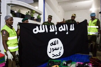 La bandera del ISIS capturada
