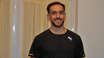 Gino tiene 26 años y