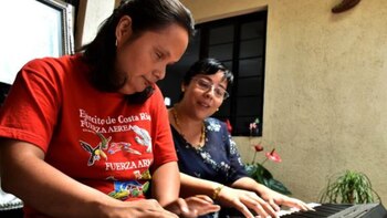 Su maestra le sigue dando