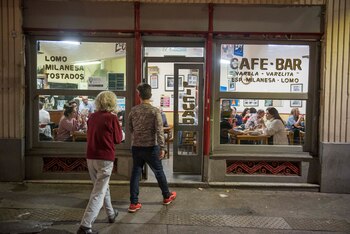 El bar tiene entre su