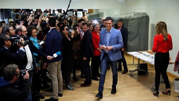 Sánchez vota en las elecciones