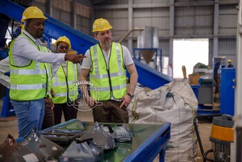 Con el casco reglamentario, conoció
