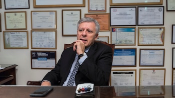 “A mis estudiantes de medicina trato de transmitirles lo que no está en los libros, que tiene que ver con el trato al paciente, con el diagnóstico agrandando la oreja, escuchando”, asegura el médico