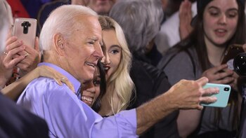 Joe Biden junto a los