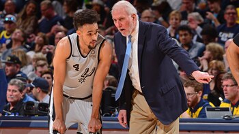 Popovich junto a Derrick White,