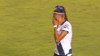 Diana Anguiano se lamenta por haber metido un autogol (Foto: Captura de video)