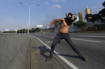 Un venezolano se enfrentas a las fuerzas de seguridad del dictador Nicolás Maduro.