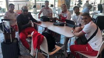 Los jugadores en Ezeiza, antes