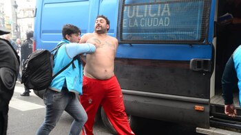 Los manifestantes también destruyeron vidrieras