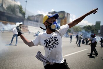 Acompañado del líder opositor Leopoldo López, Guaidó hizo un llamado temprano en la mañana del martes: “Vamos a la calle. Fuerza Armada Nacional a continuar el despliegue hasta que consolidemos el fin de la usurpación que ya es irreversible”