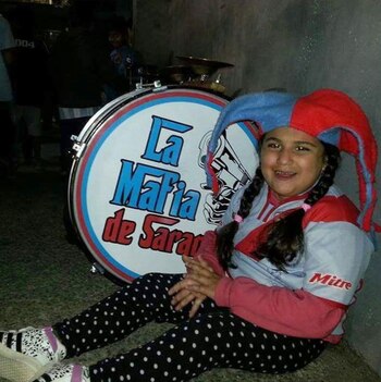 Mía, de 14 años, padece