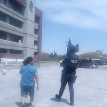 La mujer (izquierda). quien entregó