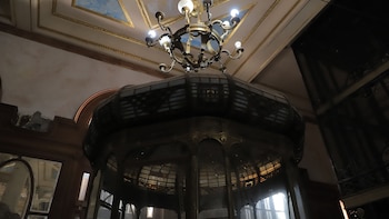 En el lugar trabajan “bronceros”, que se dedican a restaurar cada una de las piezas de herrería de época