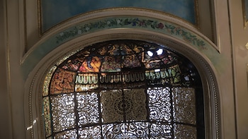 La cúpula con vitrales, la gran joya que permanece en la confitería