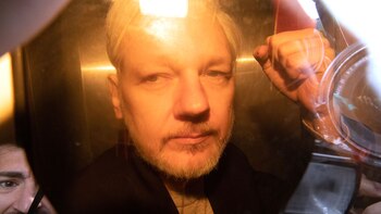 Assange durante las primeras audiencias