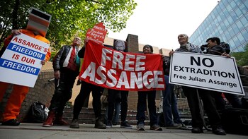 Simpatizantes de Assange piden su