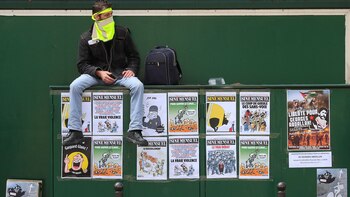 Un manifestante con un chaleco