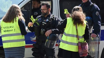 Un intercambio pacífico entre chalecos