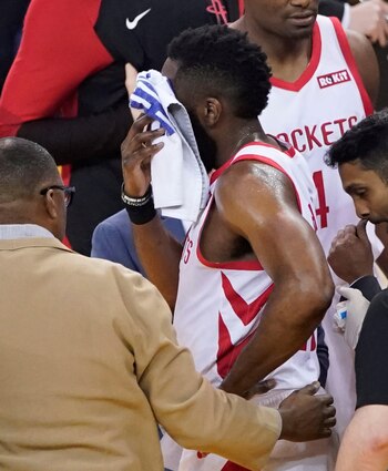 James Harden tuvo que ser