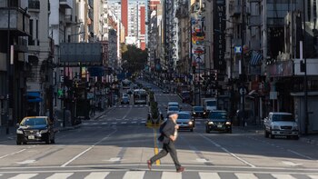 Un peatón cruza una avenida