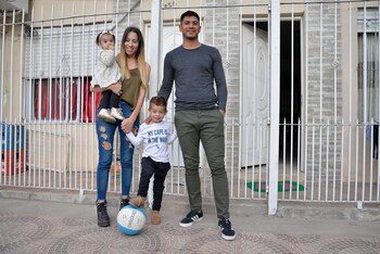 Brian reconoce que su compañera Agustina fue fundamental para no caerse dentro de la cárcel. Sus hijos Mateo (4) y Olivia (1) nacieron mientras él estaba detenido. (Foto Hernán Fouillet)