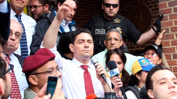 Carlos Vecchio en la puerta de la embajada venezolana en EEUU (Twitter: Carlos Vecchio)
